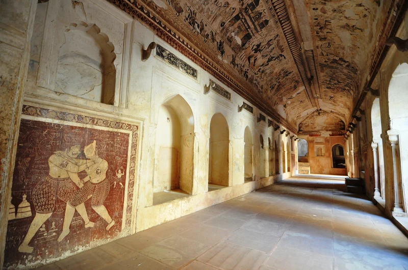 ओरछा के लक्ष्मी मंदिर की लंबी दीर्घा में चित्रित छत और दीवारें